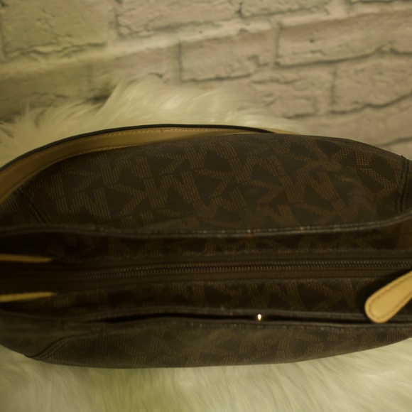 Michael Kors Fulton Messenger - Picture 8 of 16